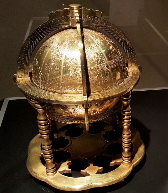 (Globe céleste de Maraga datant de 1279 AD, aujourd'hui conservé au musée du Zwinger à Dresde dans le Mathematisch-Physikalischen Salon)